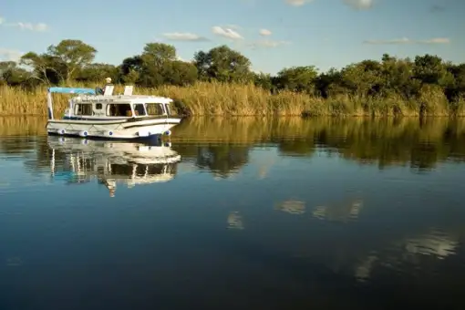 Old Willow No 7 Houseboat Charters