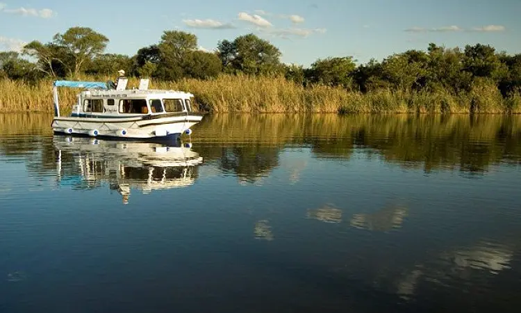 Old Willow No 7 Houseboat Charters