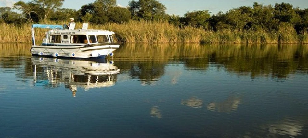 Old Willow No 7 Houseboat Charters
